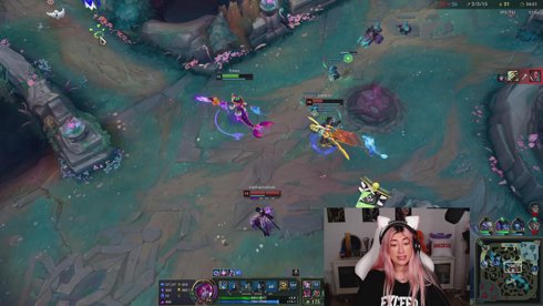 sexy girl jugando al lol en master