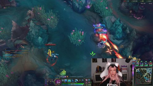 sexy girl jugando al lol en master